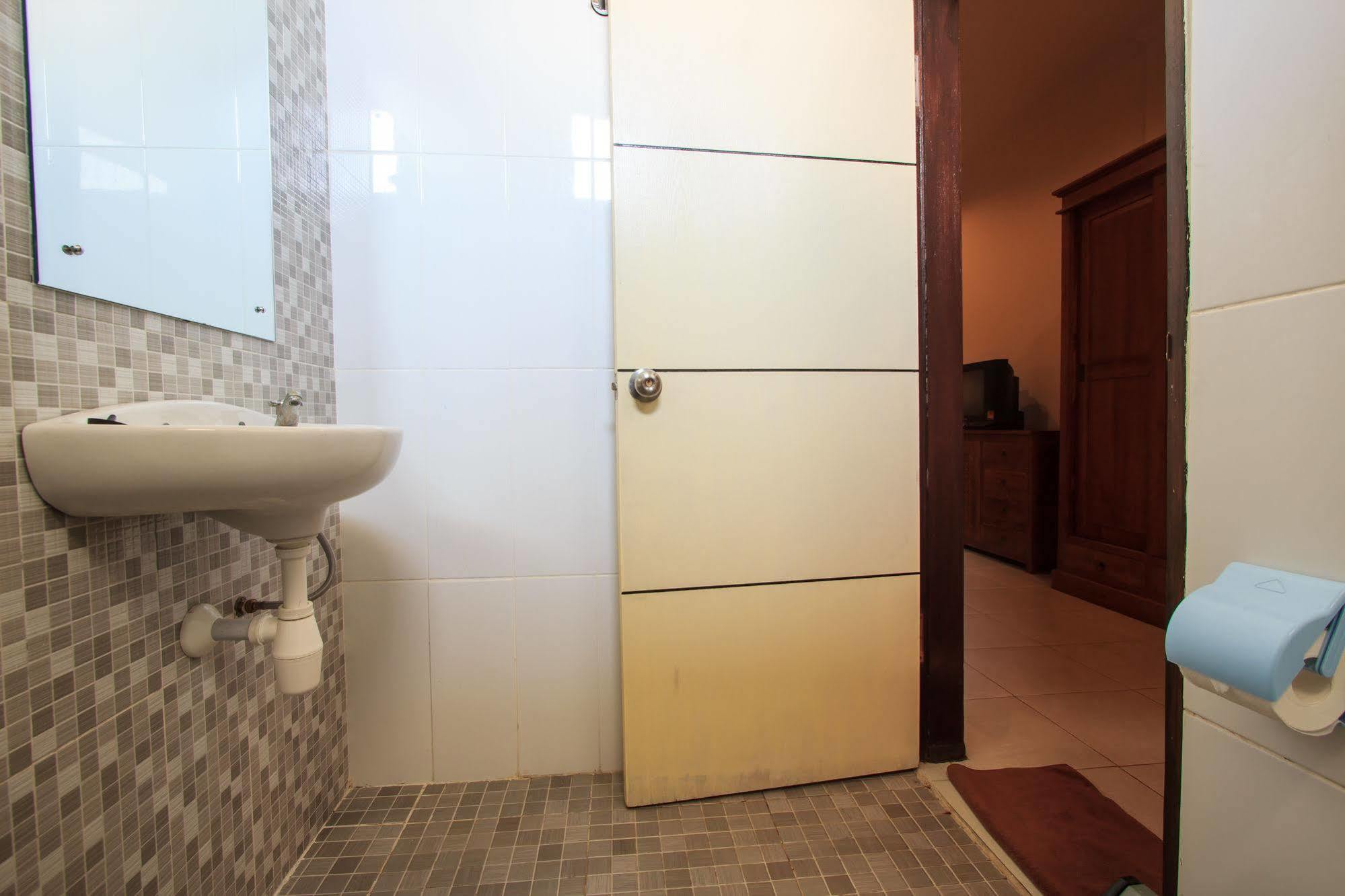 Ivanka Airport Inn Кута Екстер'єр фото