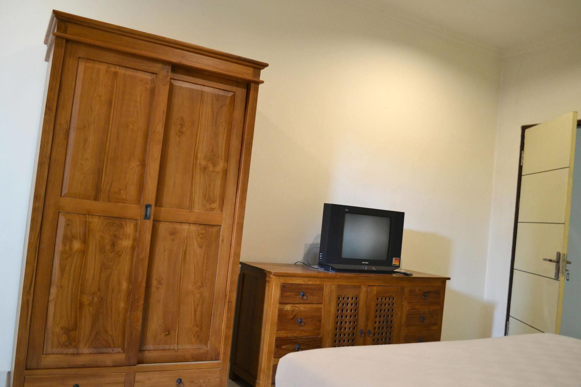 Ivanka Airport Inn Кута Екстер'єр фото